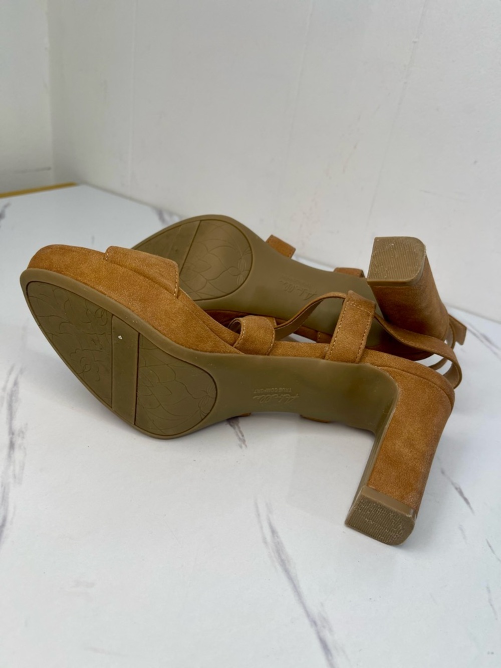 Abella Suede Crisscross Platform Block Heels Sandals in Camel Brown Size 7M - Picture 5 of 9